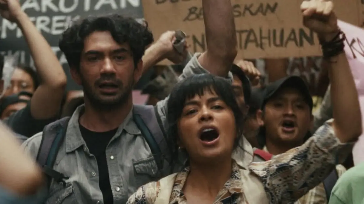 Reza Rahadian sebagai Biru Laut